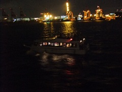 東京湾に浮かぶ夜景に映える船