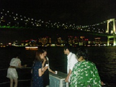 船から東京湾の夜景を観るお客様