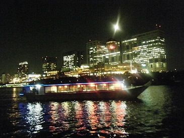 夜の東京湾に浮かぶモーリン二号