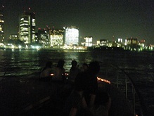 東京湾の夜景を船上デッキで楽しまれるお客様