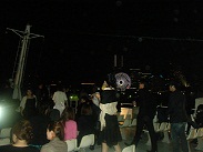 横浜の夜景を船上から楽しむお客様たち