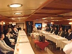 船内で長テーブルに座って忘年会