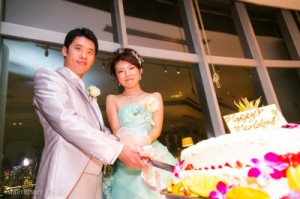 新郎新婦のケーキ入刀