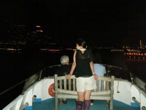 東京湾夜景とベンチ