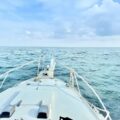海の上を進むクルーザー