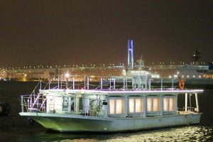 夜の海上に浮かぶオリエンタル号