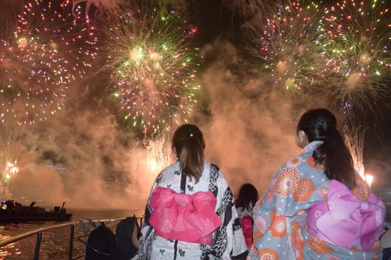 浴衣を着て花火を鑑賞する人々