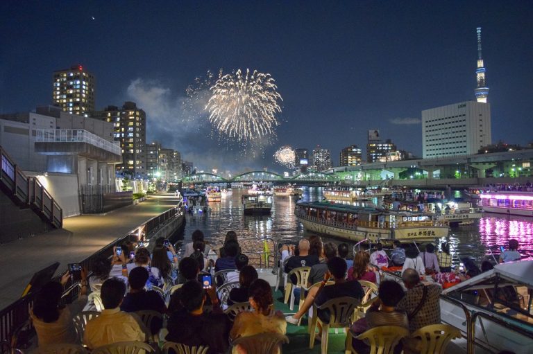 隅田川の花火を船上から楽しむ人々