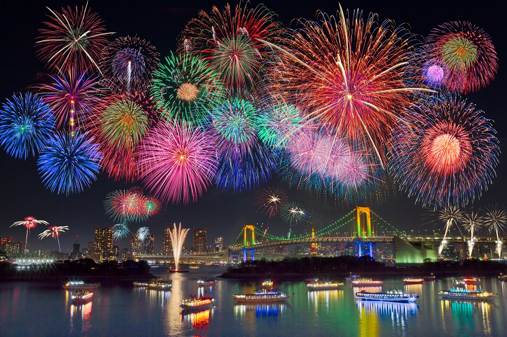 東京湾に上がる花火の数々