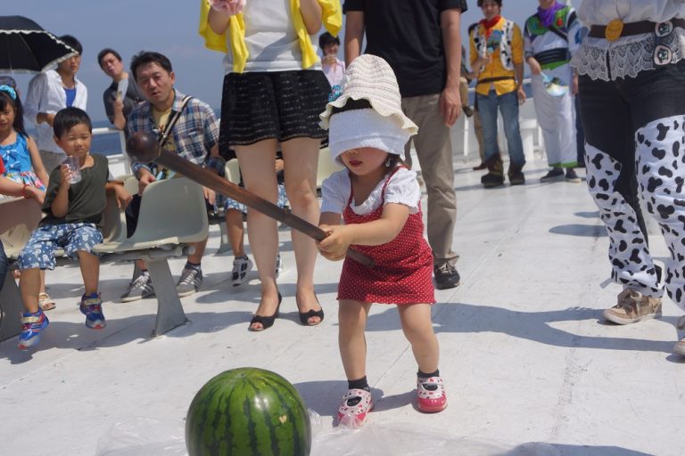 スイカ割をしている小さい子供