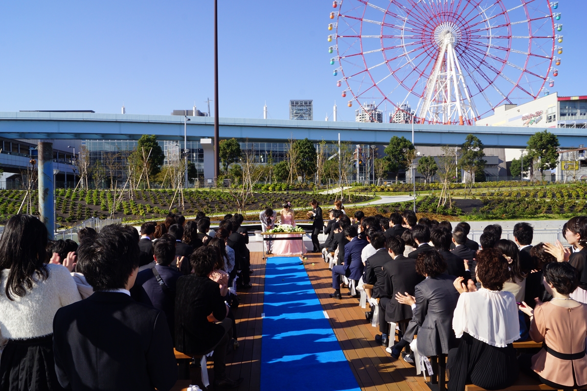 屋外での結婚パーティー