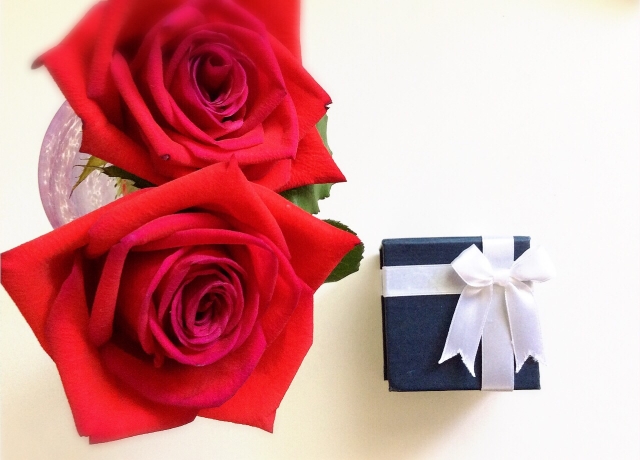 プレゼントとバラの花