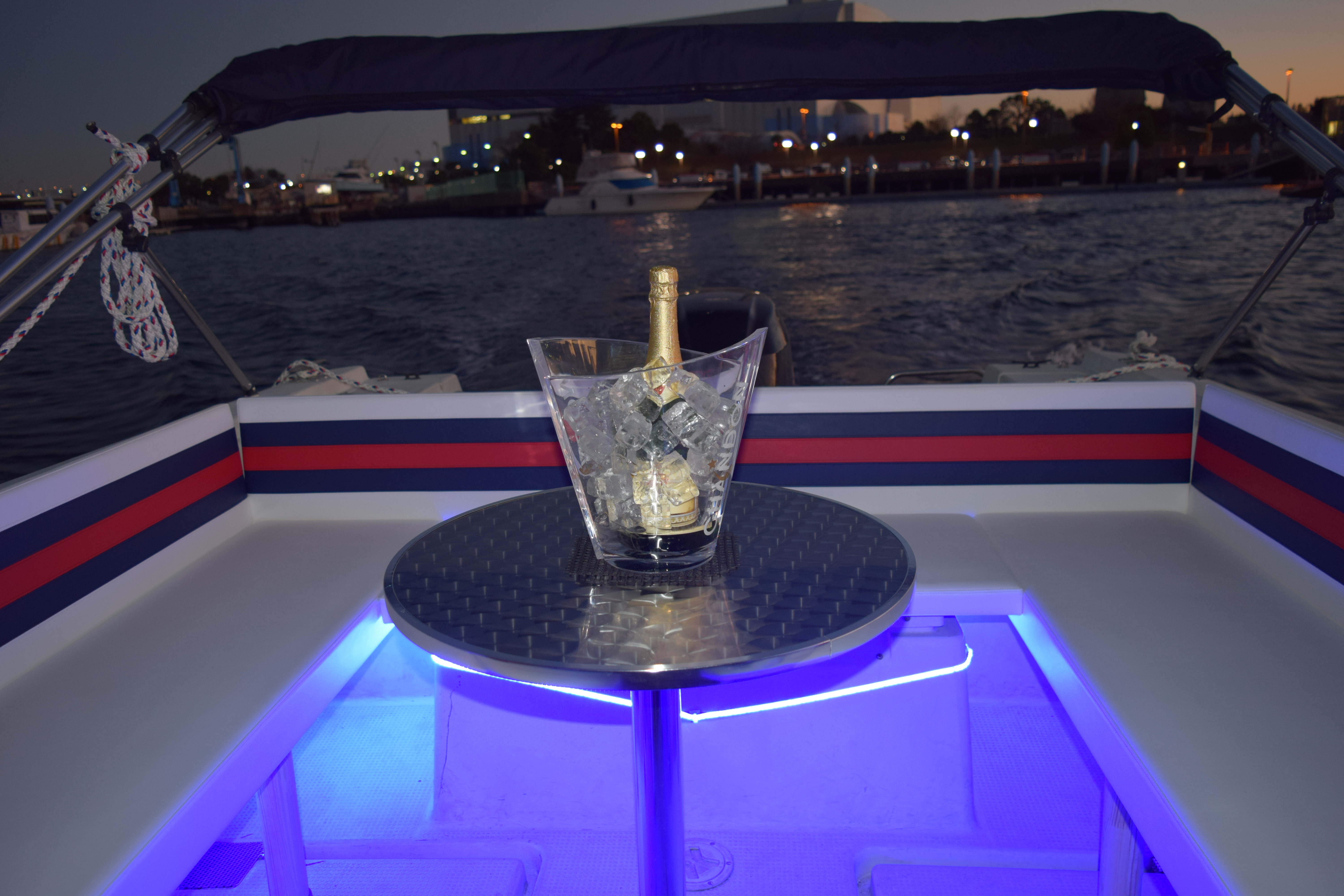 ライトアップされた船のデッキに置かれたシャンパン