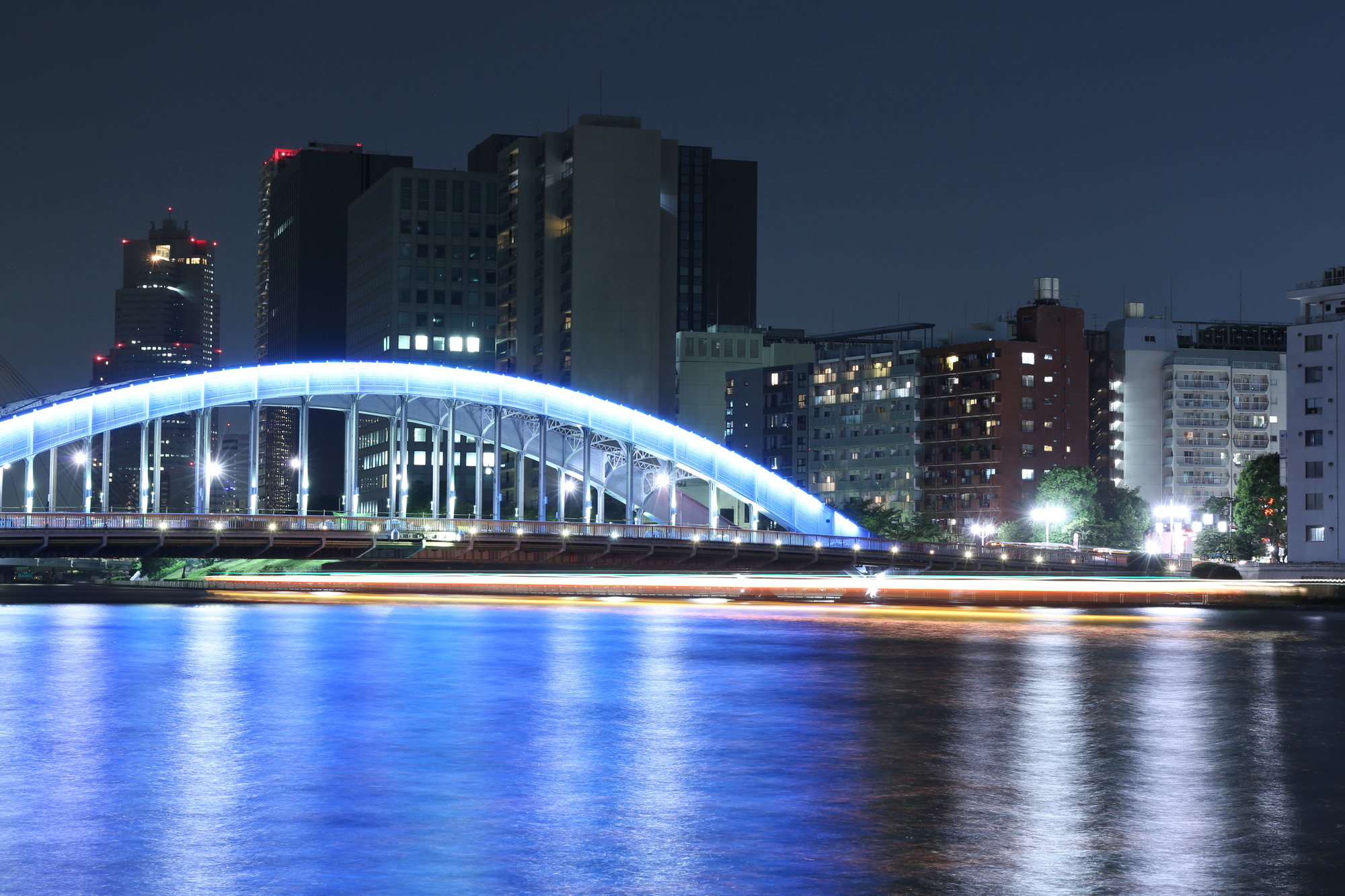 川の上から見える美しくライトアップされた橋