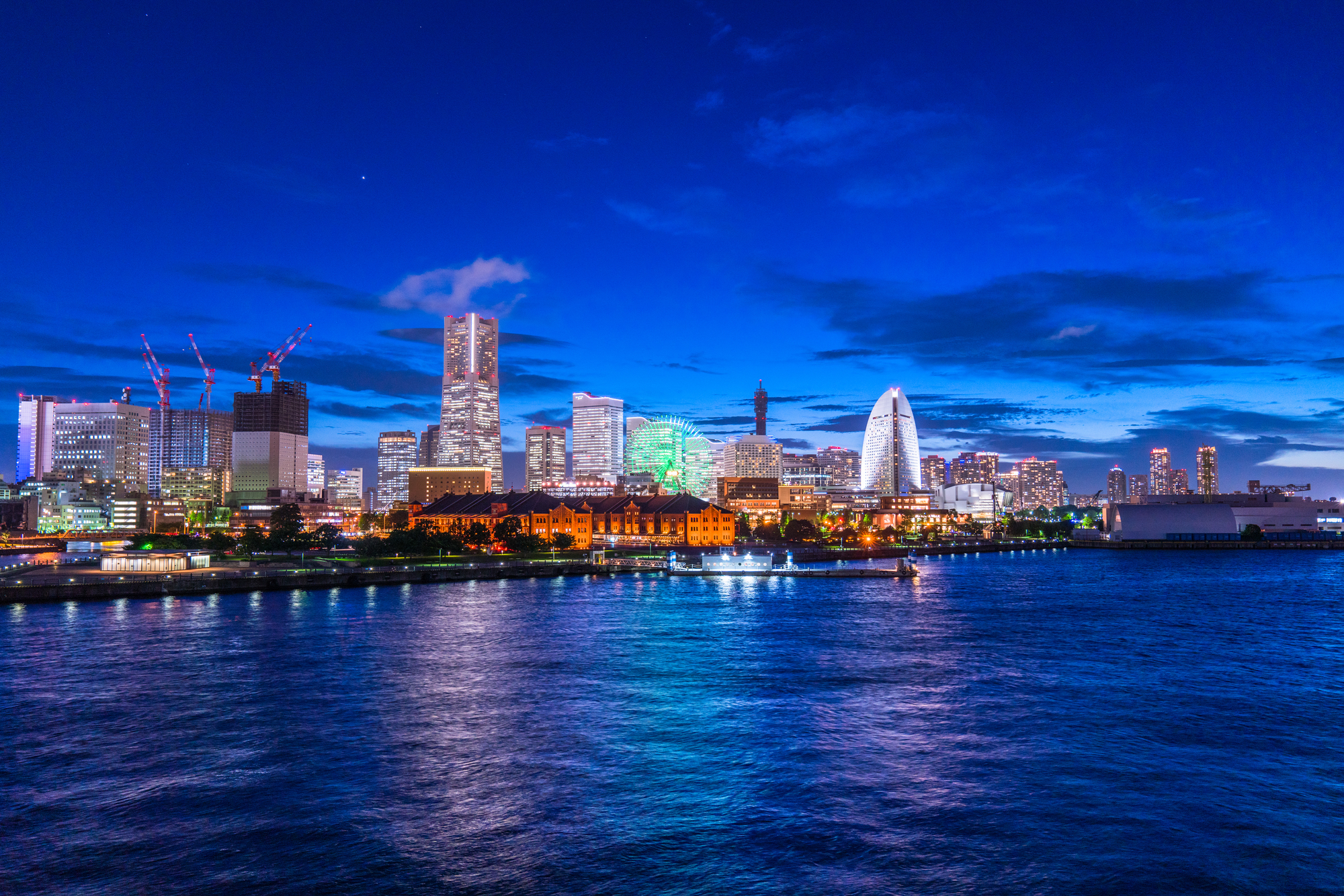 海から見るみなとみらいや赤レンガ倉庫などの美しい夜景