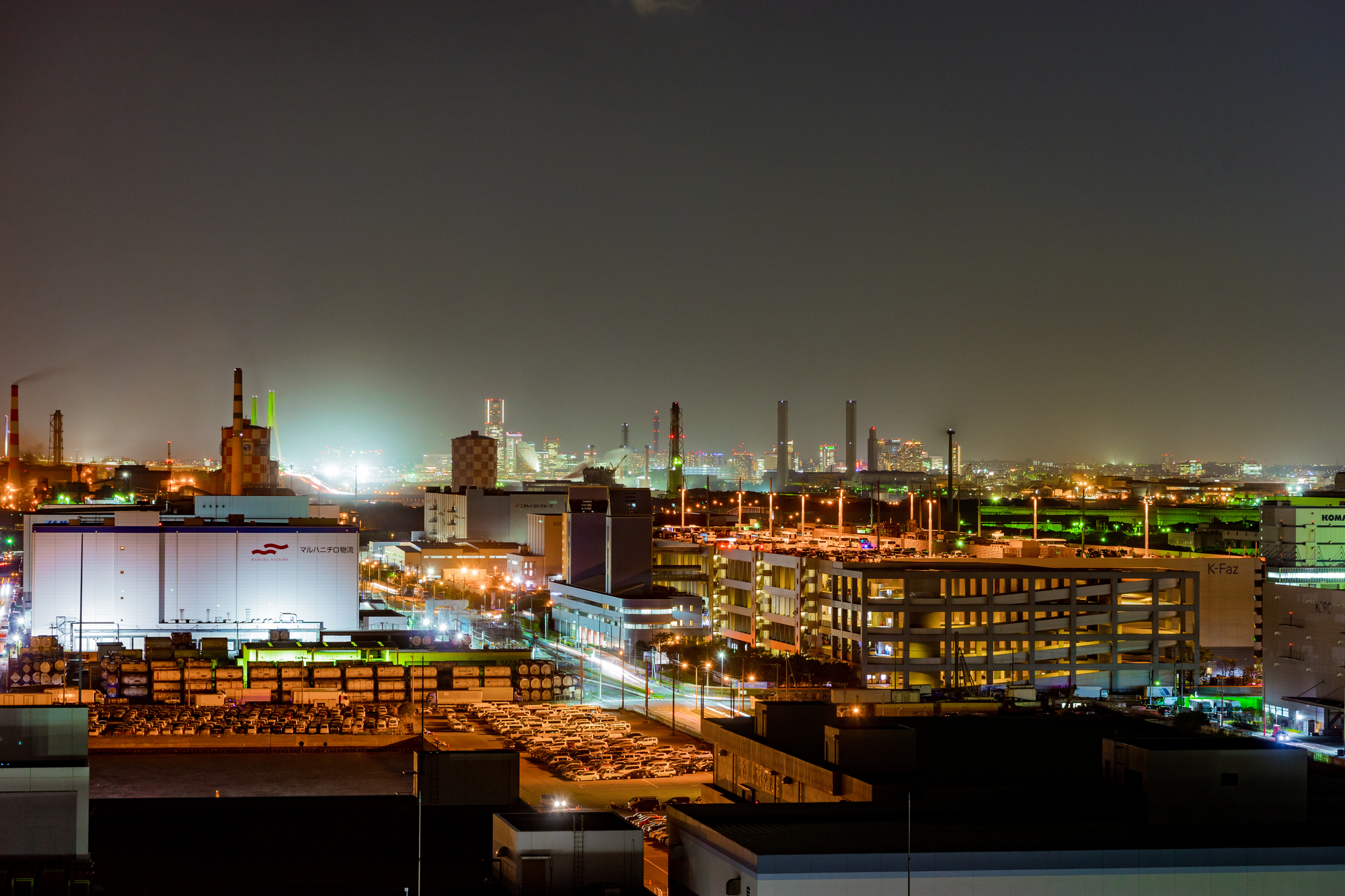 ライトアップされ幻想的な雰囲気の工場夜景