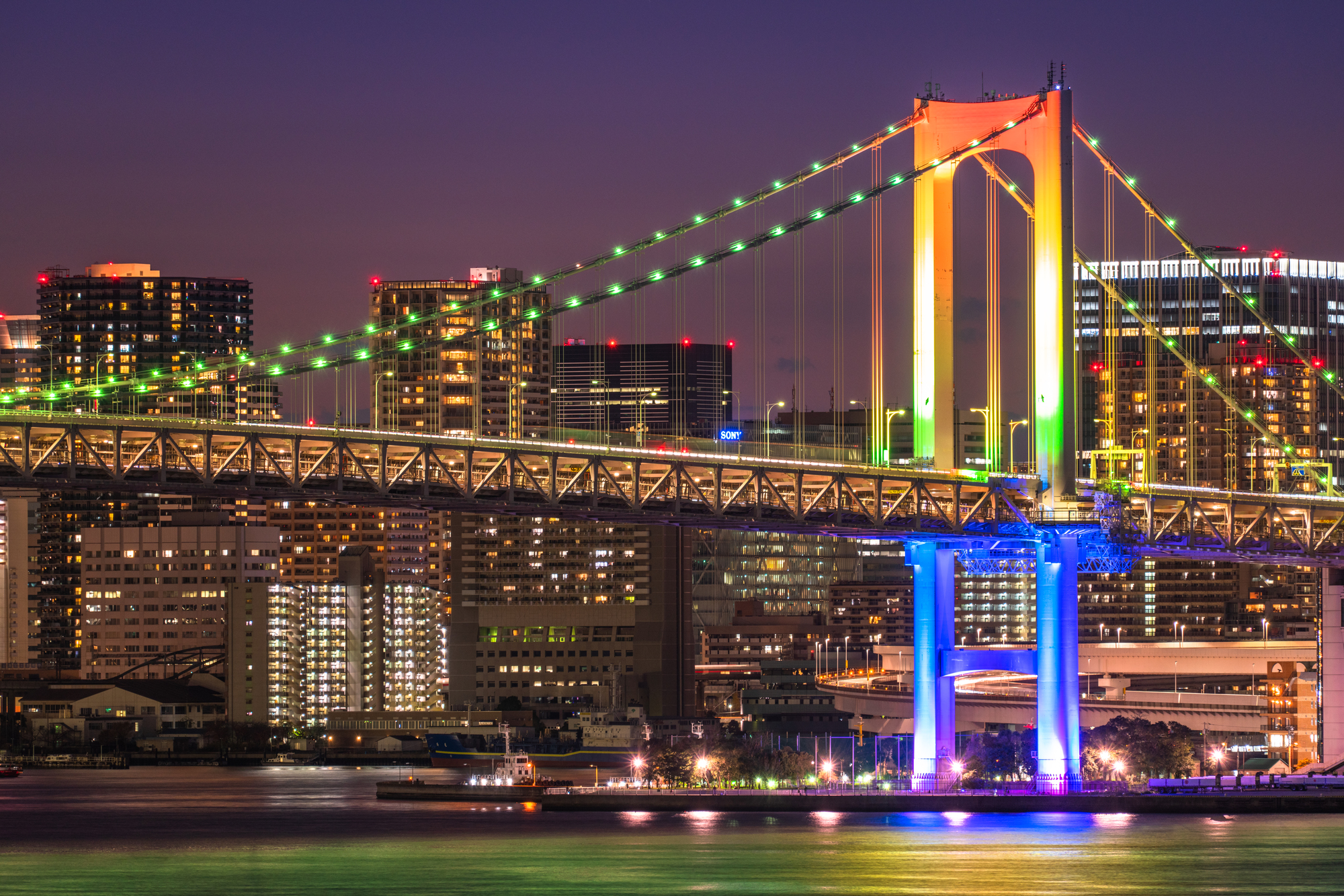 レインボーブリッジと都会の夜景