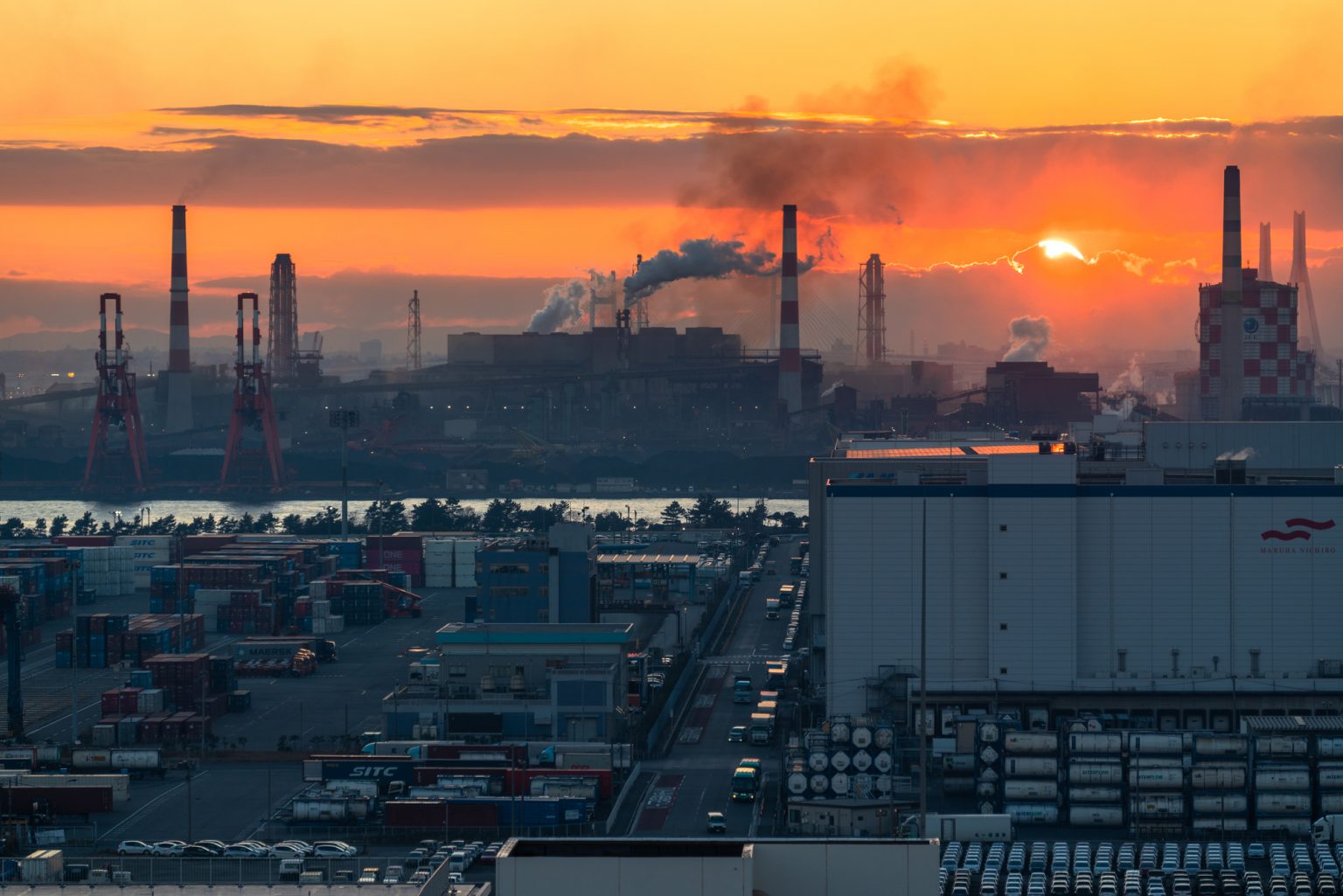 夕焼けの工場風景