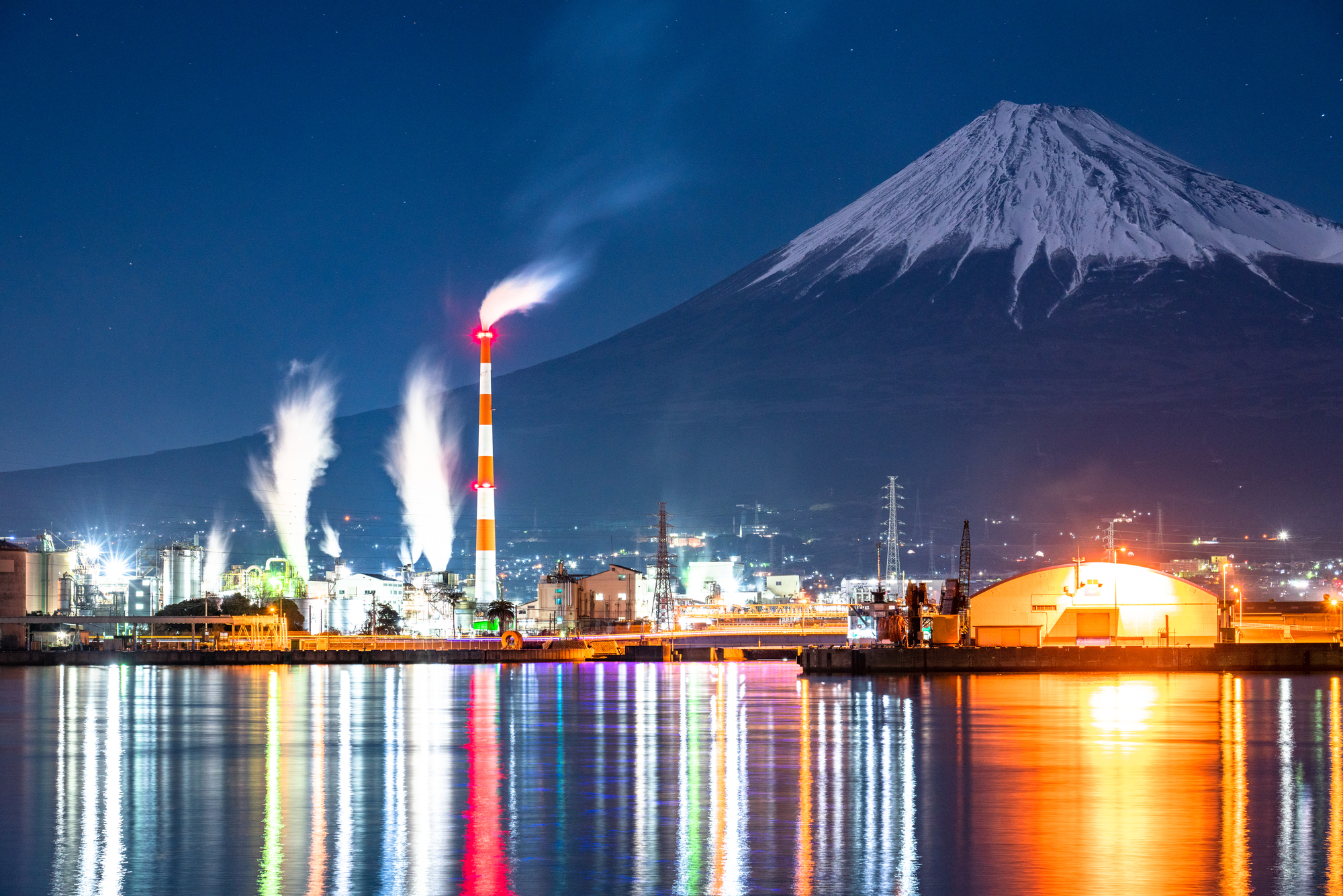 夜に映える富士山と工場