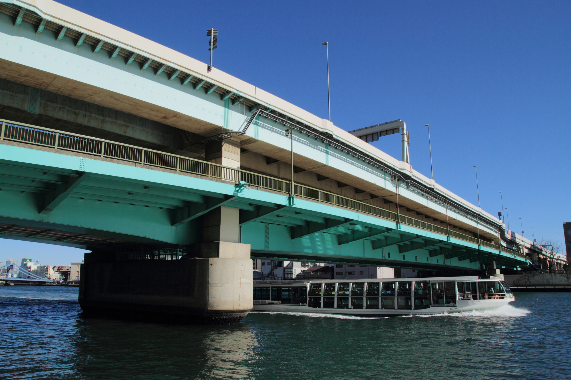 隅田川大橋と観光船