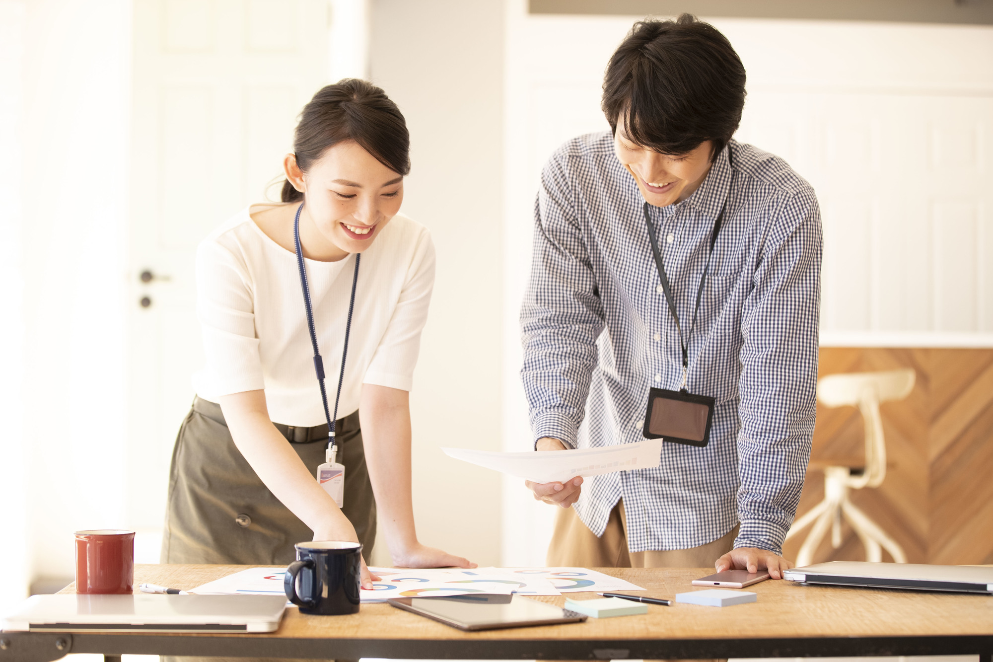 企画を練る男女