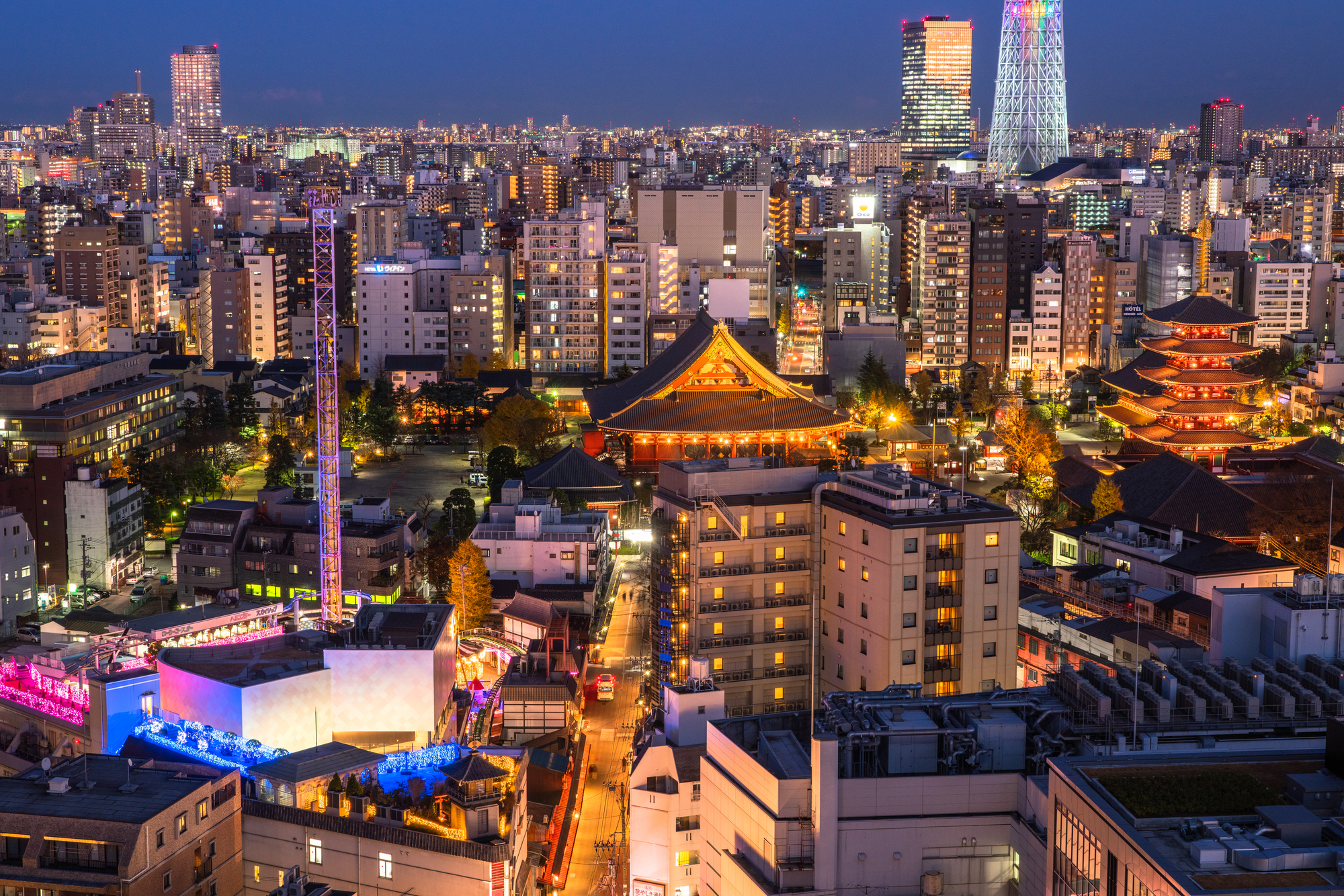 夜の都心の街並み