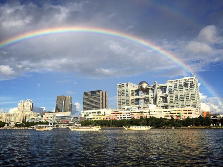 お台場上空に虹が掛かっている