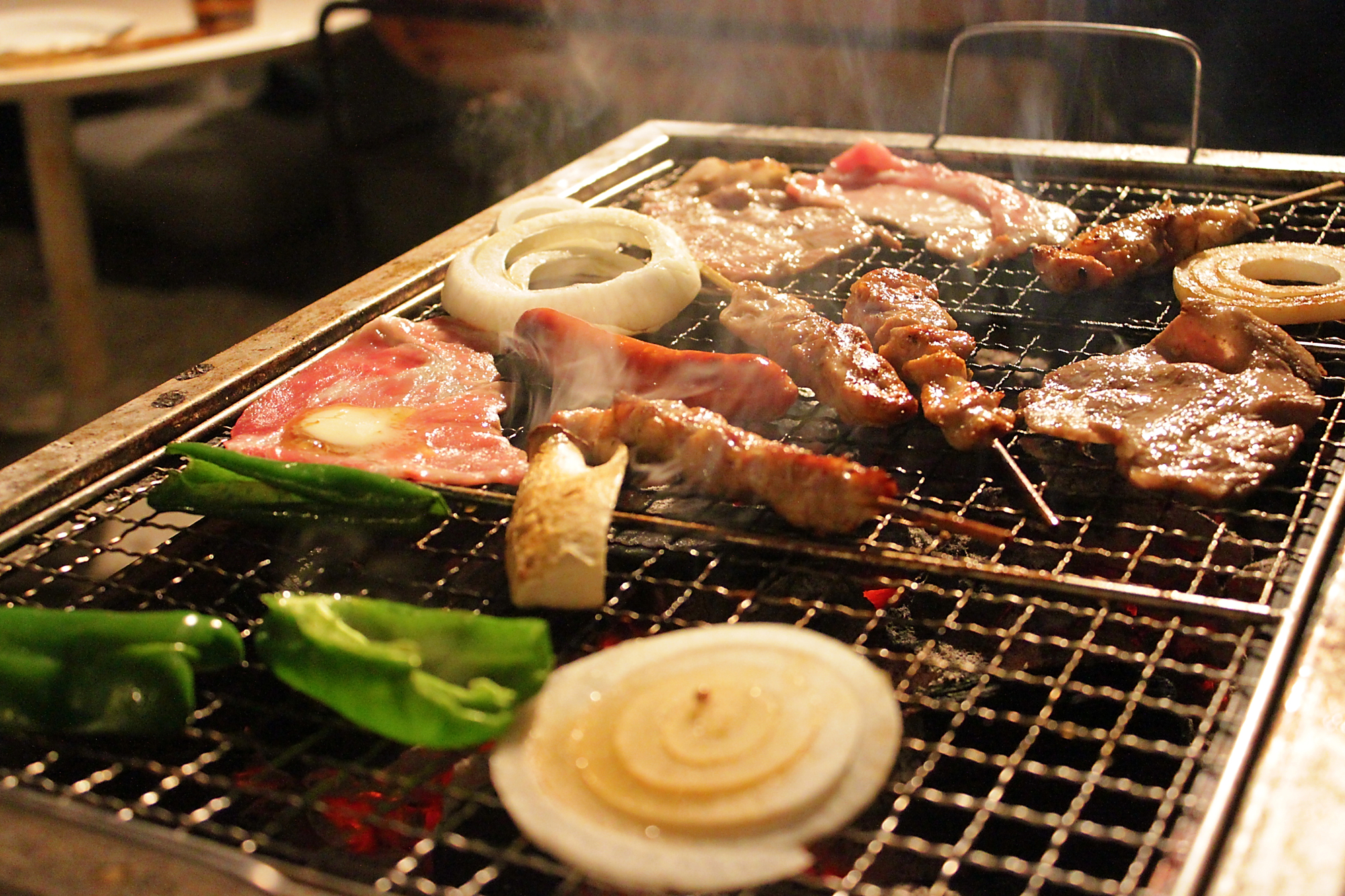 お肉や野菜を網の上で焼く