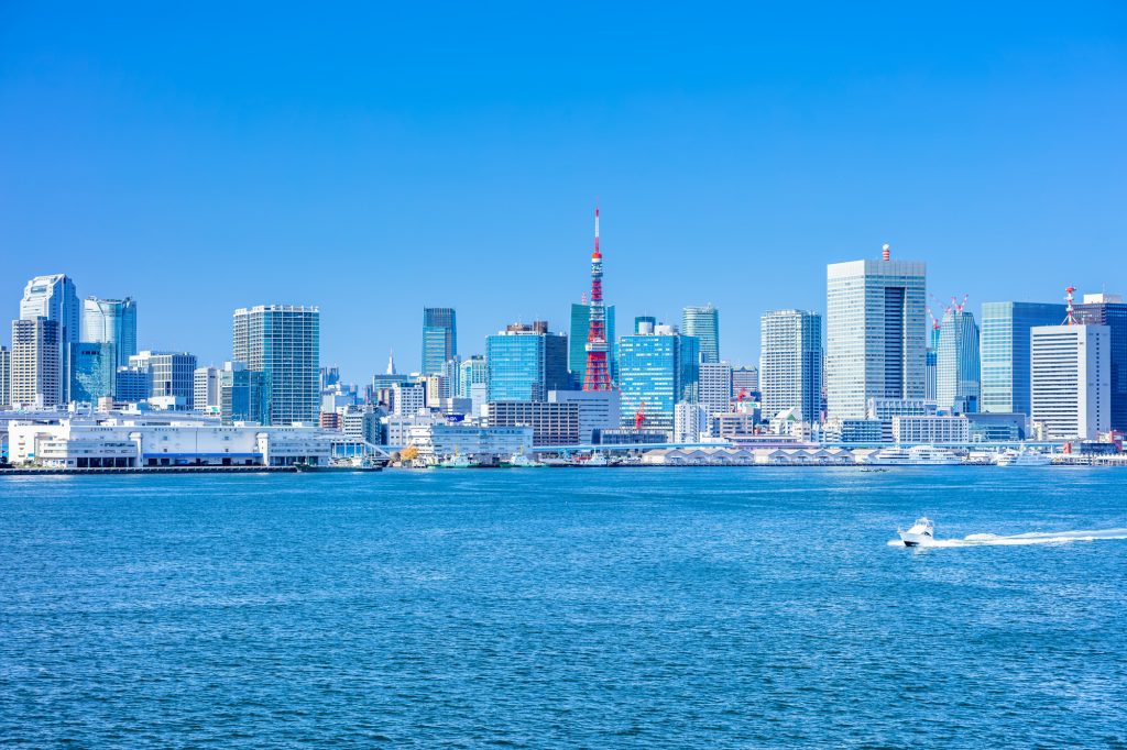 東京湾と東京の都会の景色
