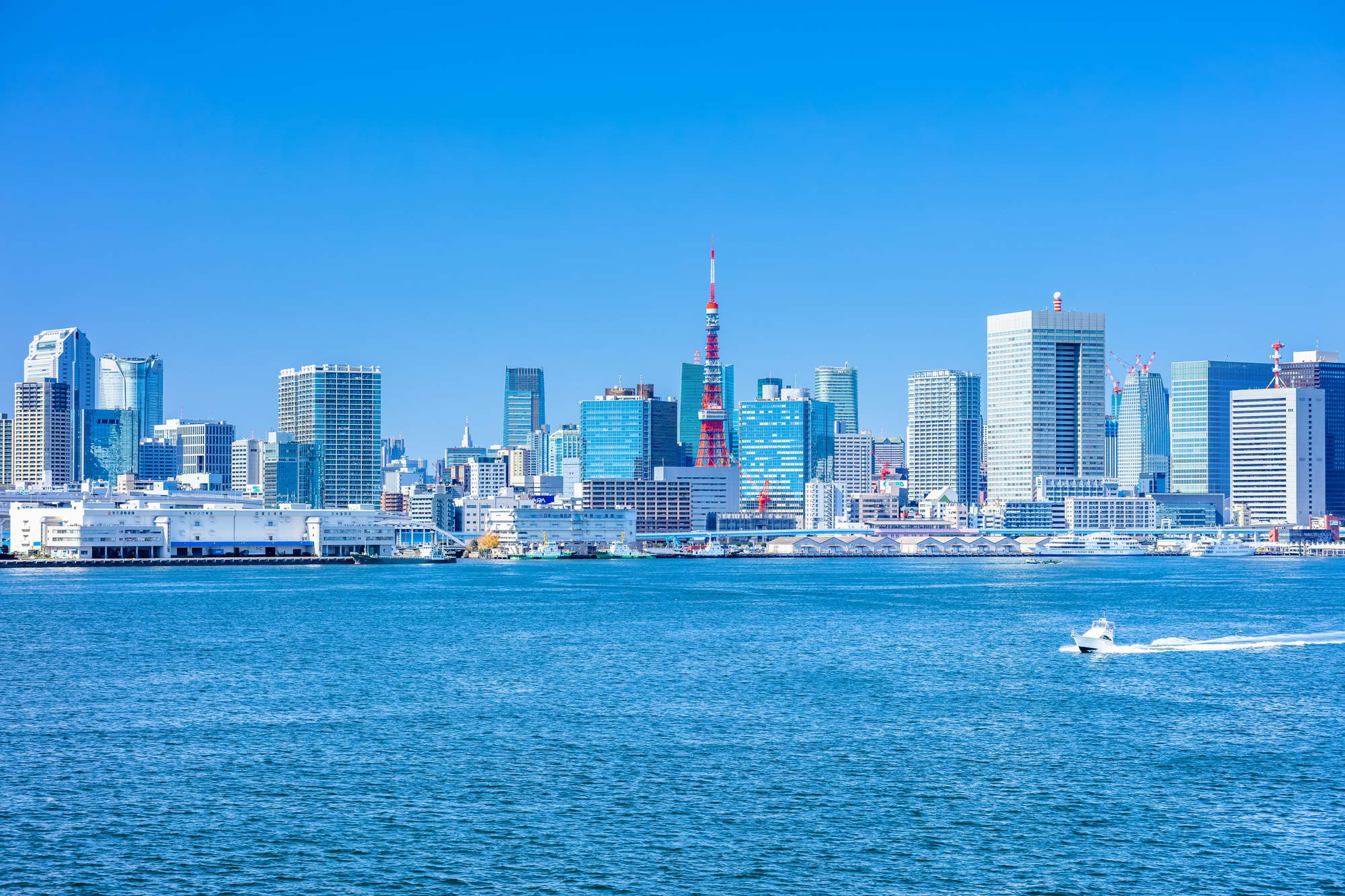 青空と東京タワー、海には船が進む様子