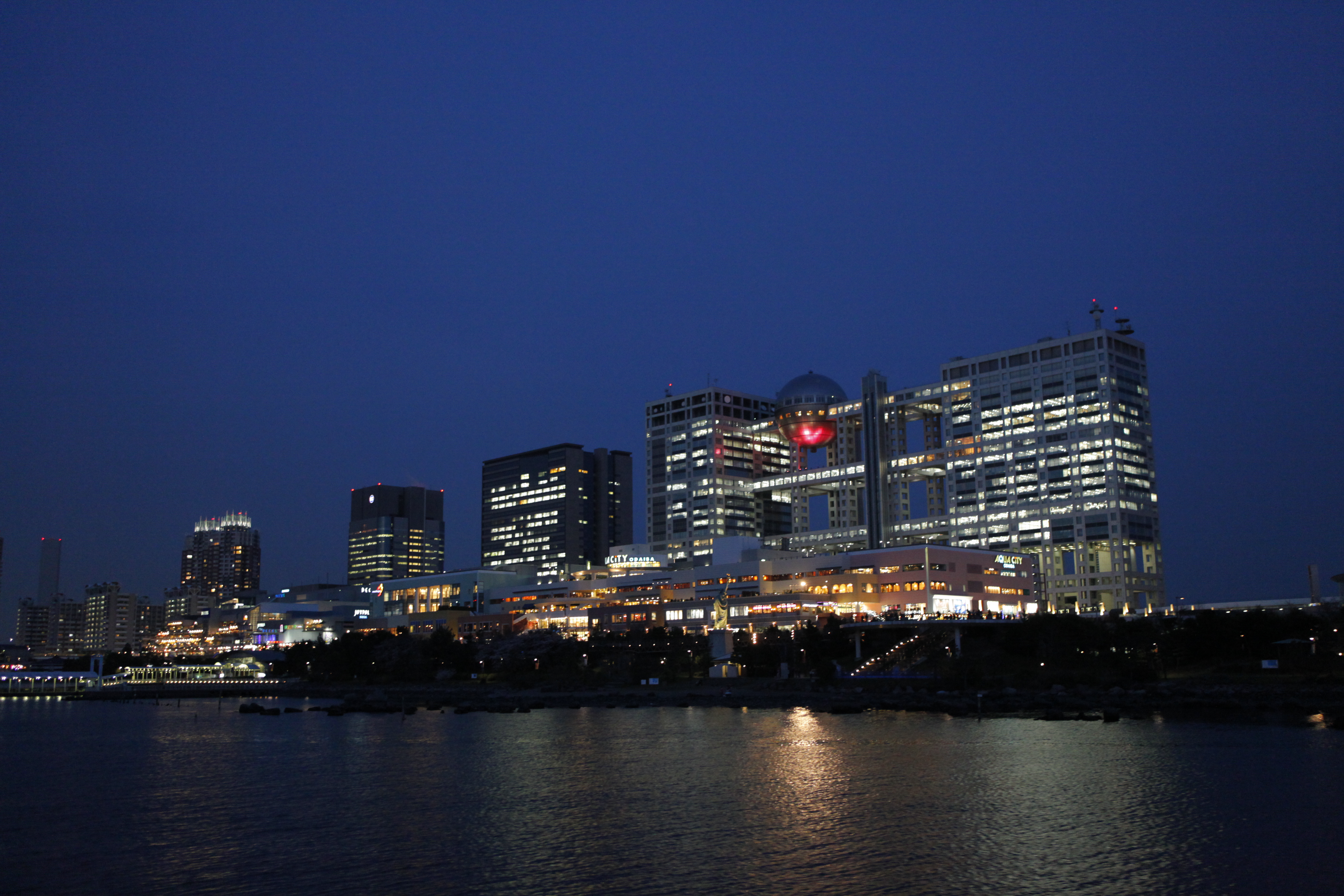 海から見るお台場の夜景