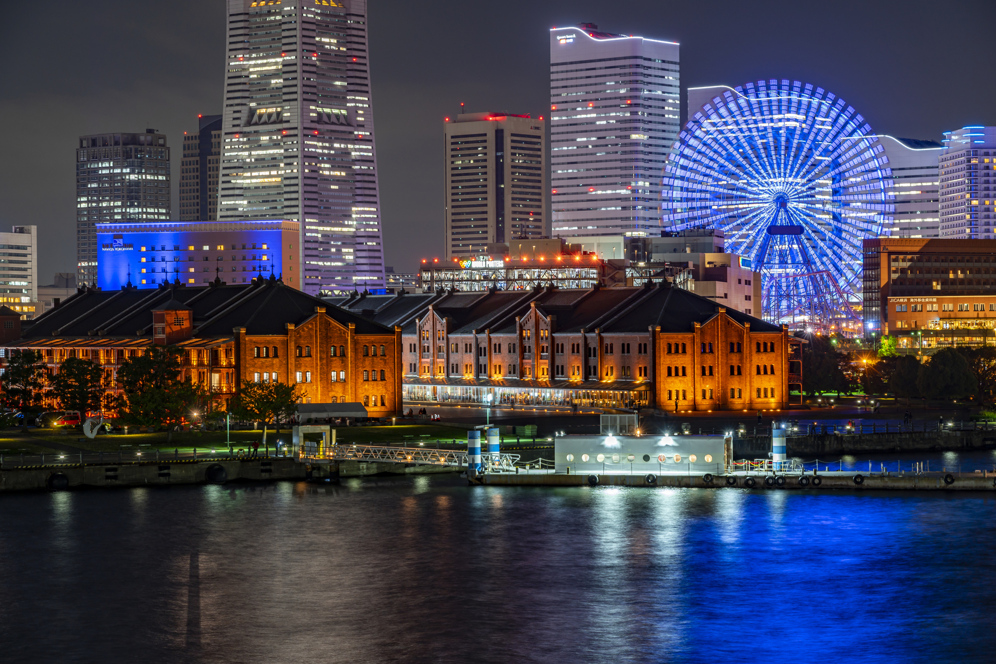 船から見える横浜の夜景