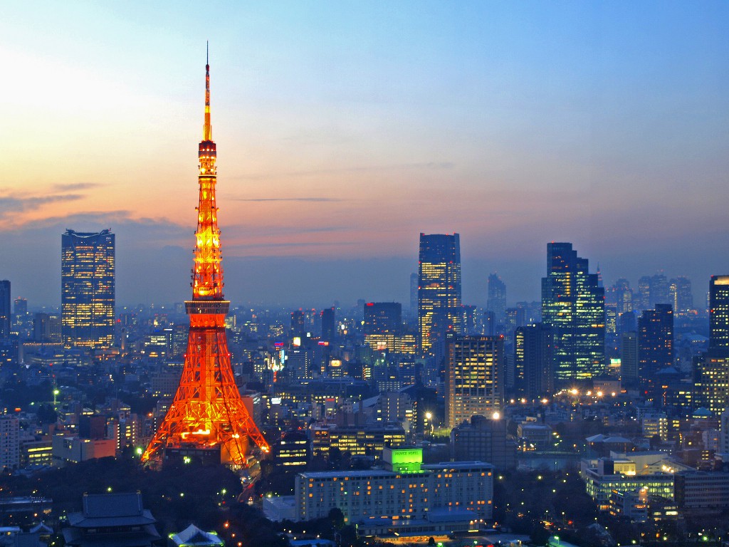 ライトアップされた東京タワーと都会の街並み