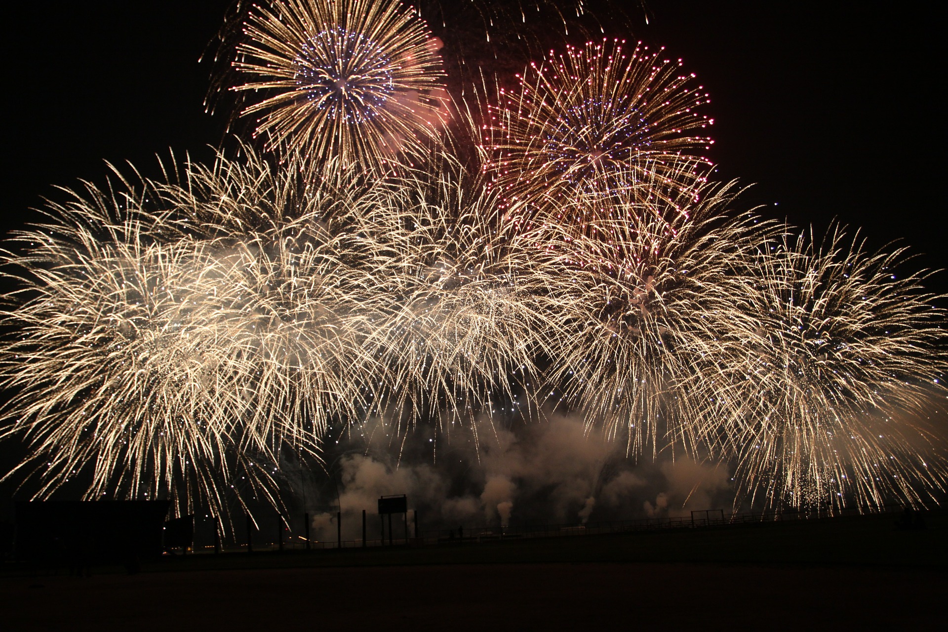 屋形船で見る東京湾からの贅沢な花火を堪能してみませんか クルージングナビ 貸切クルージングなら東京湾アニバーサリークルーズ