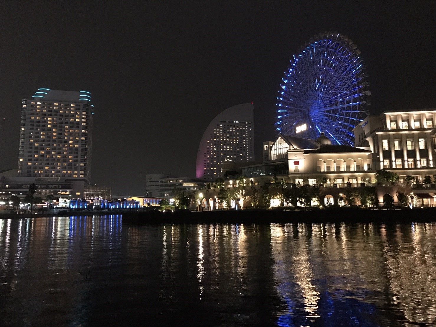 海から見る横浜の夜景