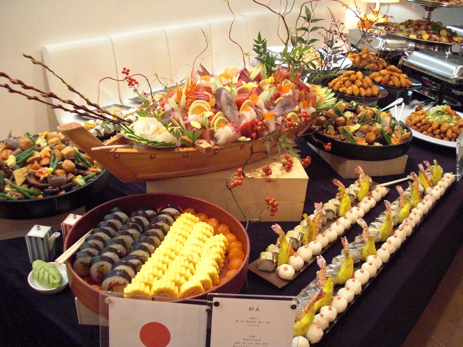 刺身や寿司、煮物など豪華な日本料理