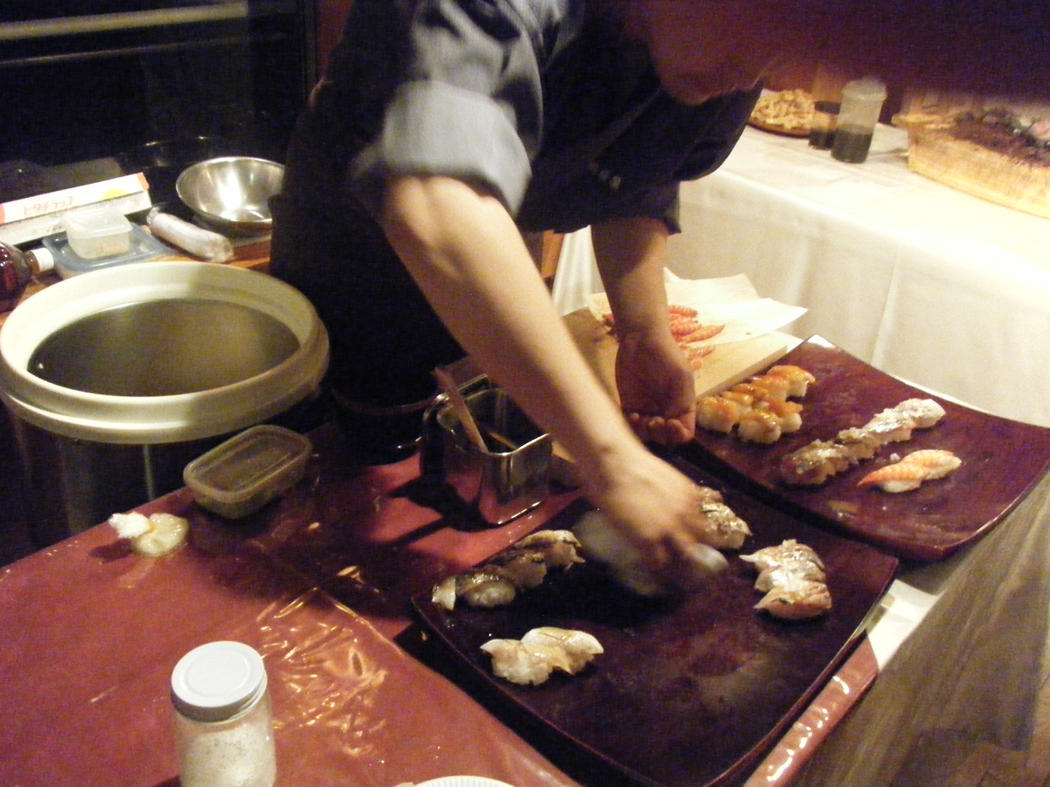 寿司職人が目の前で寿司を握って並べている