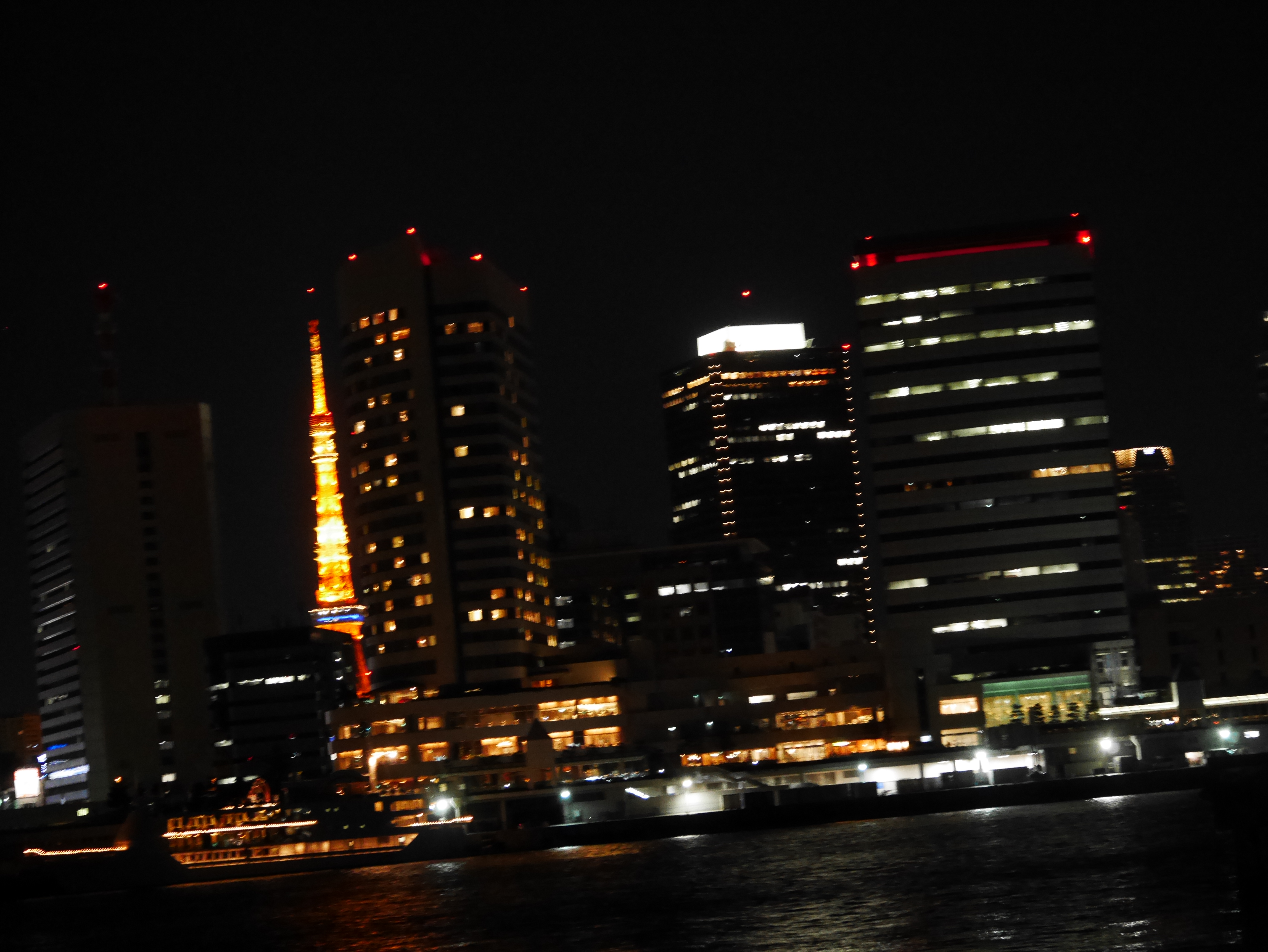 隅田川から眺めるライトアップされた東京タワーや街の夜景