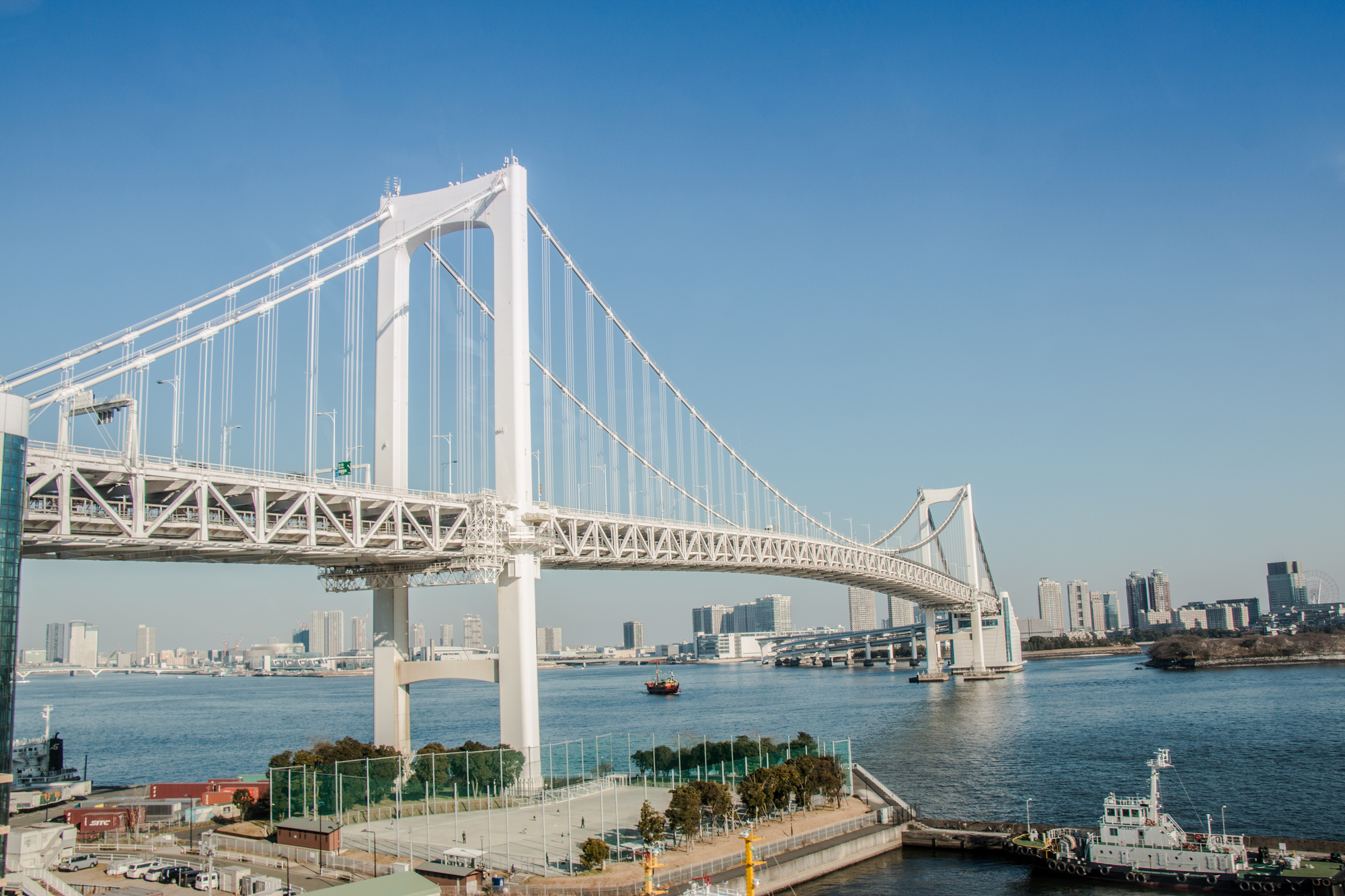 東京湾のレインボーブリッジ