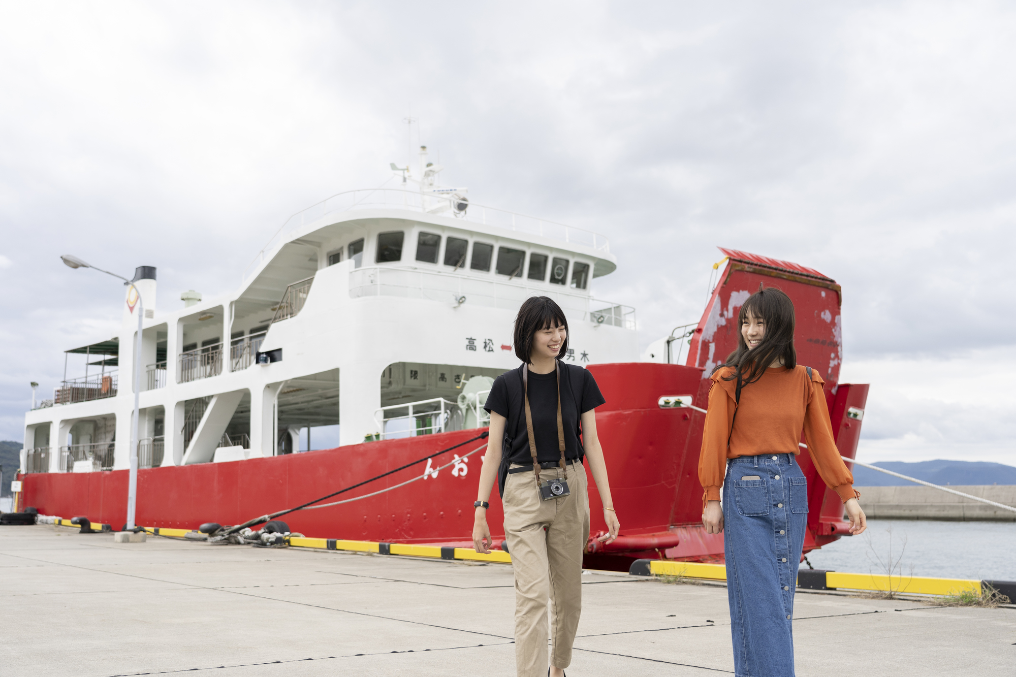 船の前を歩く2人の女性