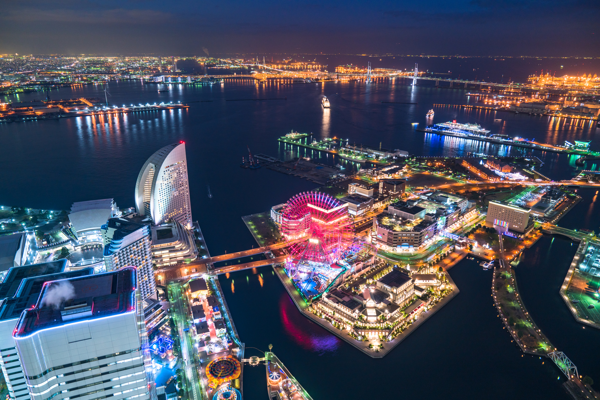 上空から見た横浜みなとみらいの夜景