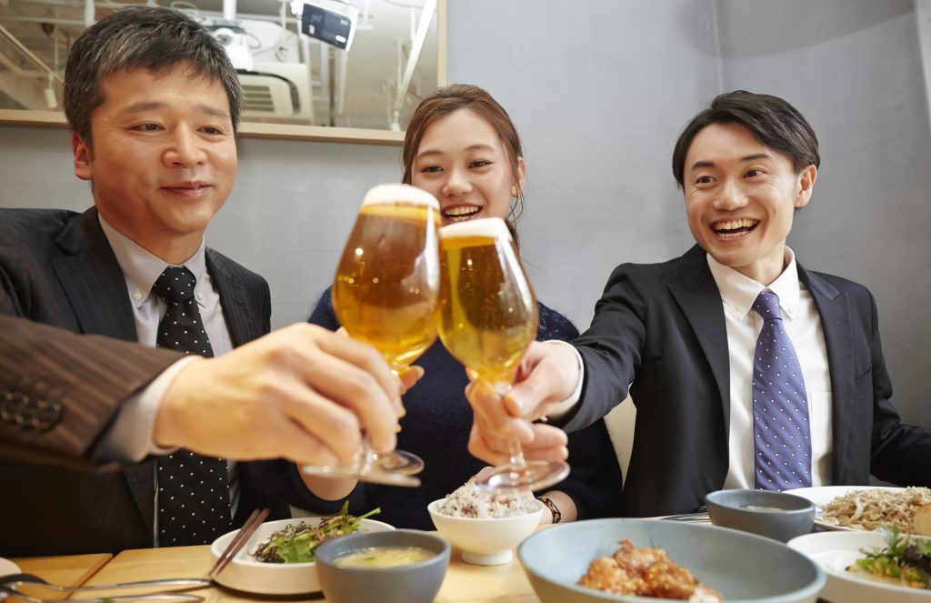 社内飲み会の乾杯の様子