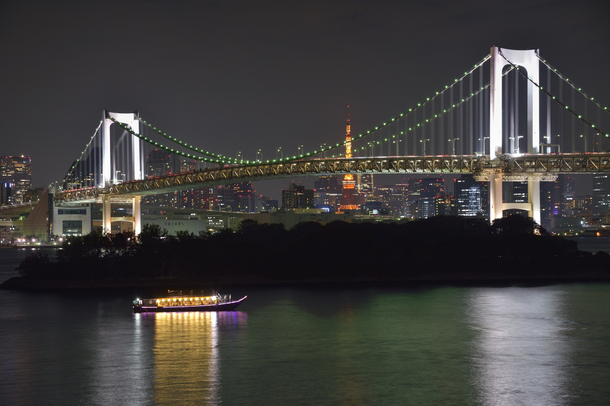 海から見るレインボーブリッジと東京タワー