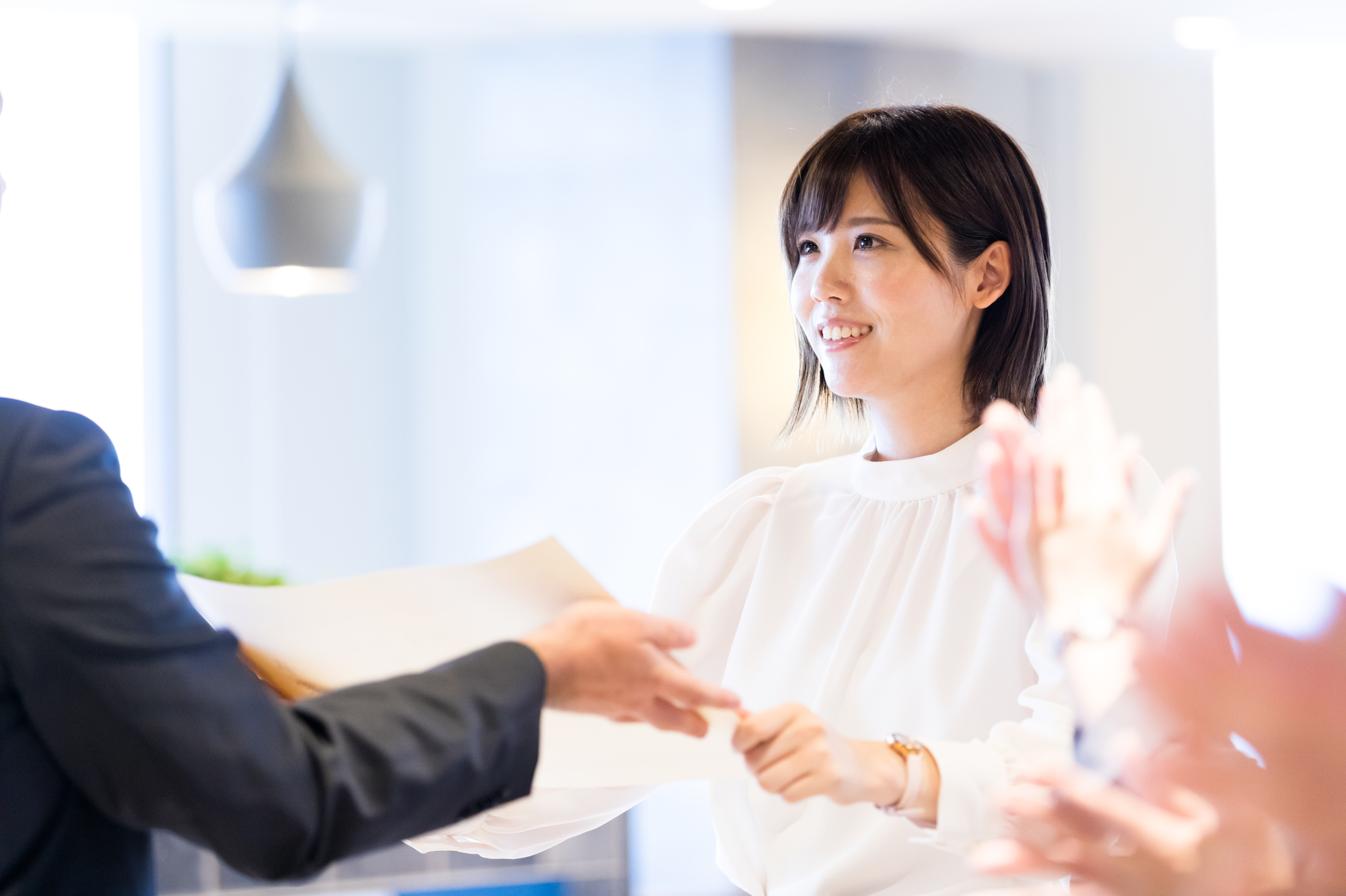 表彰される女性