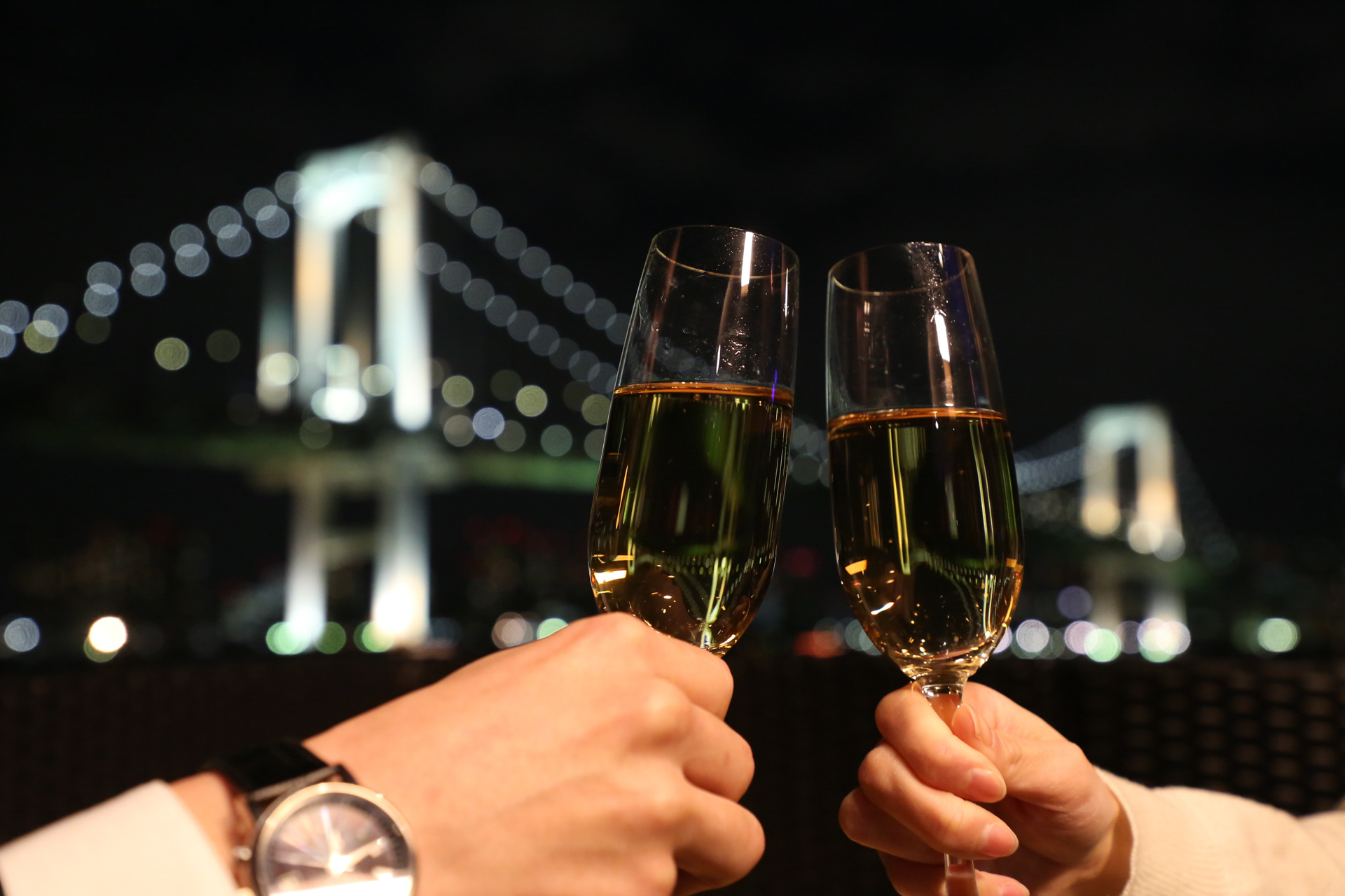 ライトアップされた橋の前で乾杯