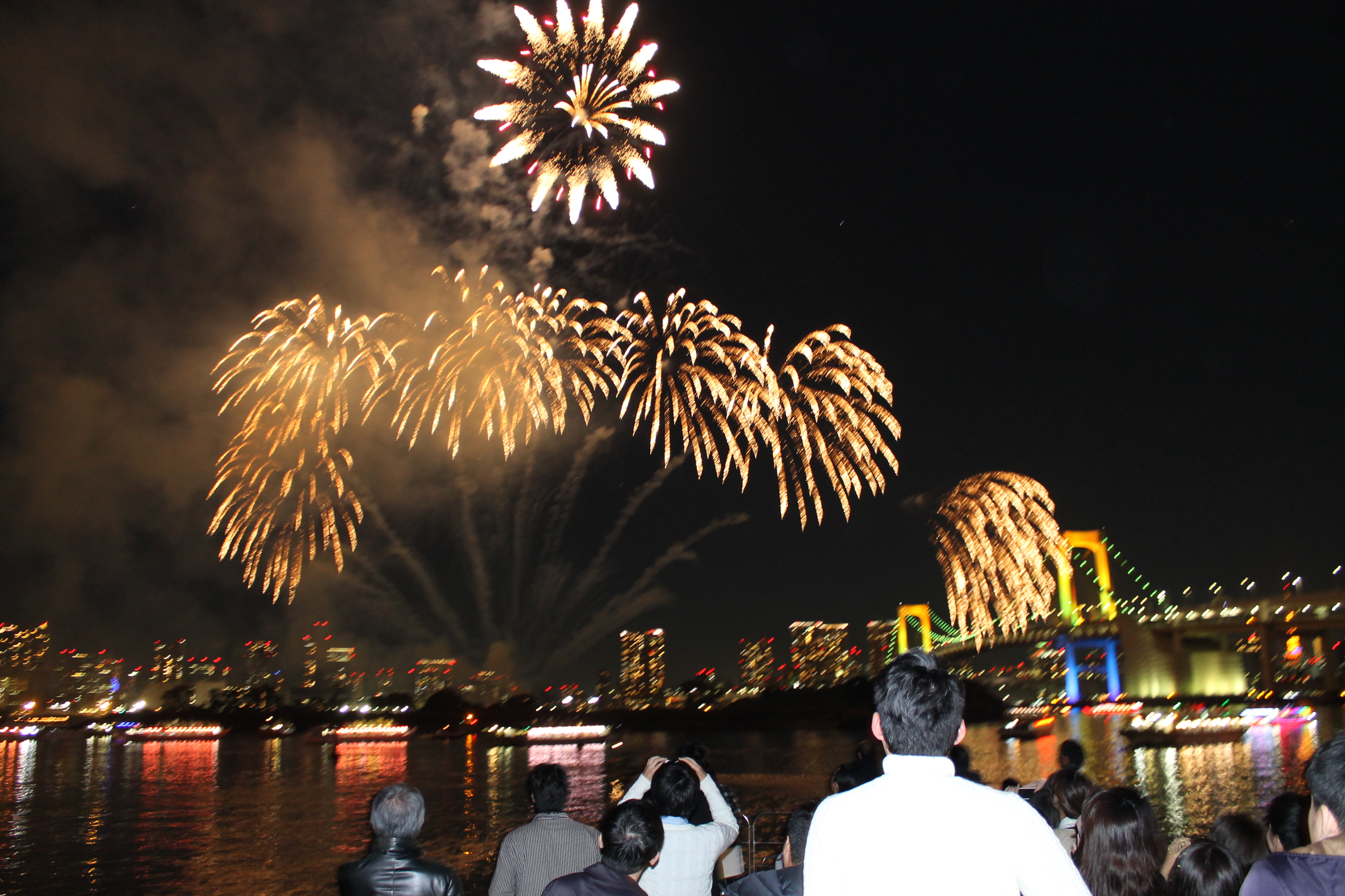 東京の花火大会を屋形船で楽しむ ゆったりくつろぐ極上のひととき クルージングナビ 貸切クルージングなら東京湾アニバーサリークルーズ