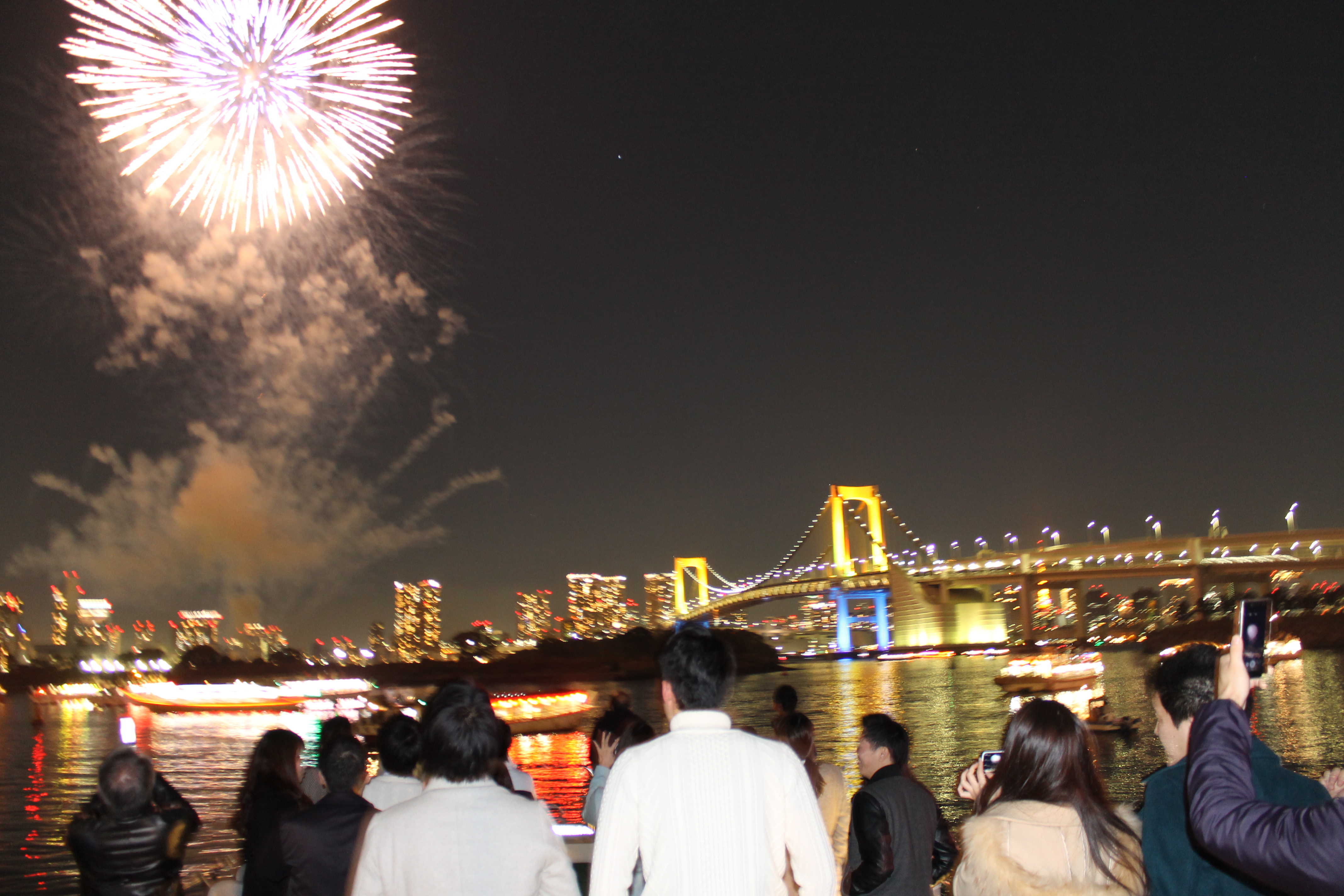 海上から花火を眺めよう 東京湾クルーズで最高のひと時を クルージングナビ クルージングなら東京湾アニバーサリークルーズ
