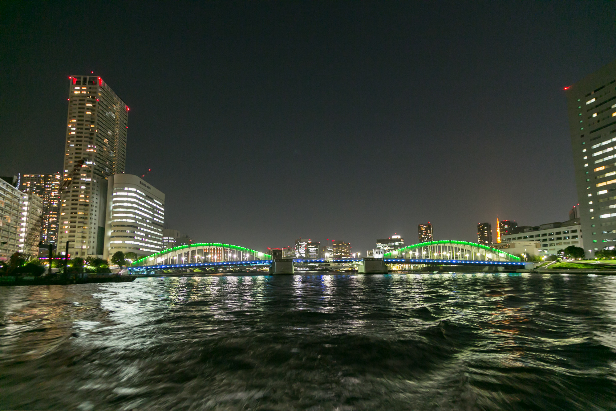 ライトアップされた橋と街の夜景