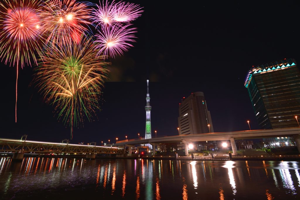 ライトアップしたスカイツリーとカラフルな打ち上げ花火