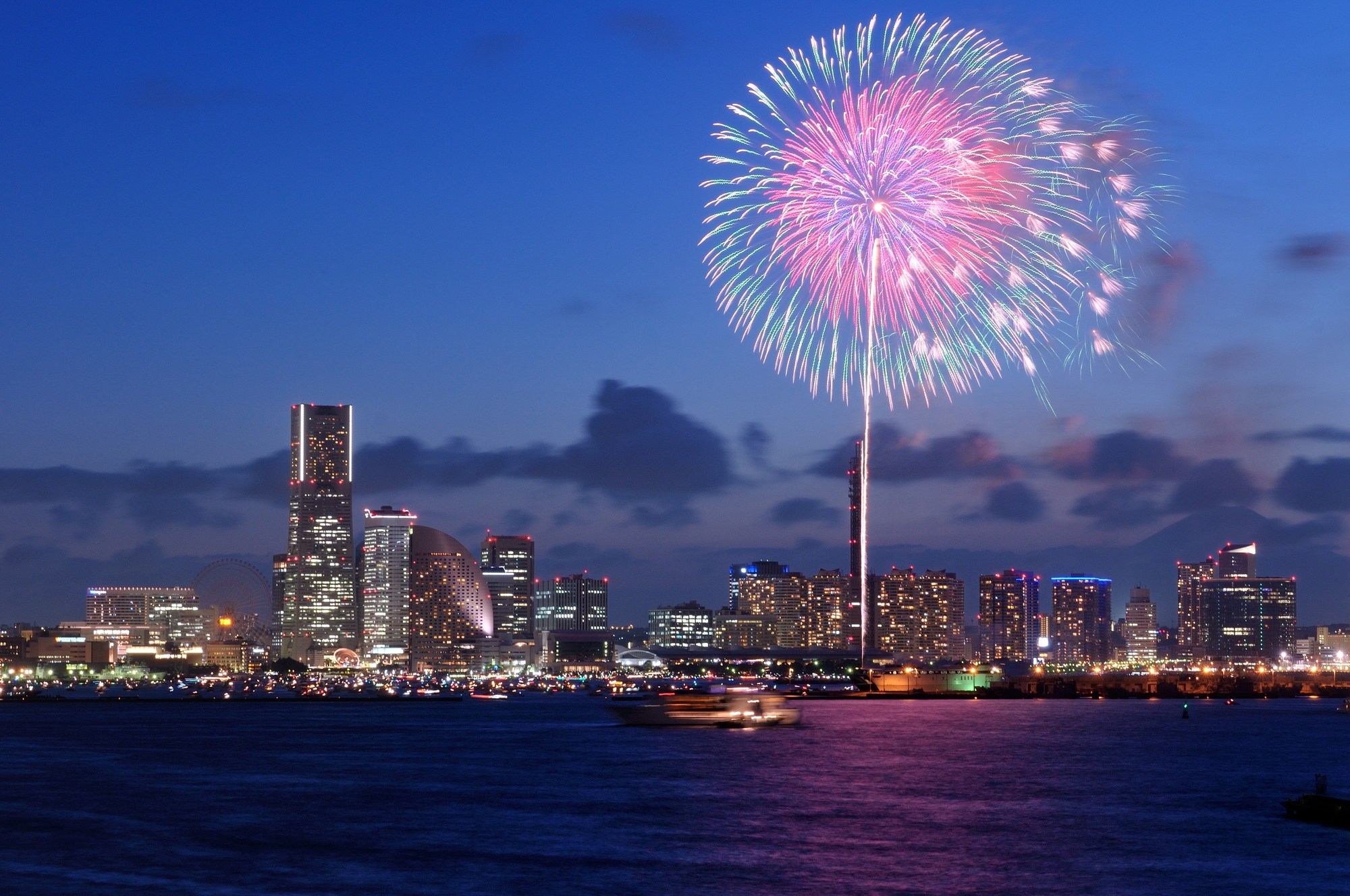 横浜の夜景と打ち上げ花火